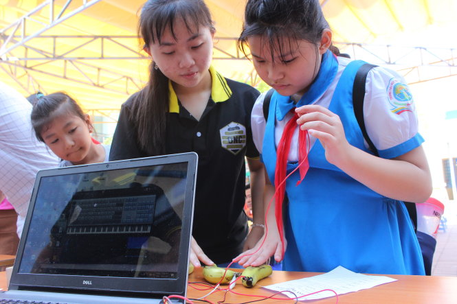 Học sinh tham gia trải nghiệm trò chơi piano chuối -Ảnh: Phương Nguyễn