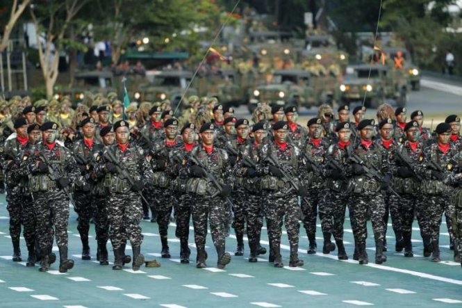 Binh sĩ Philippines tham gia duyệt binh tại một doanh trại ở thành phố Taguig , phía đông nam thủ đô Manila ngày 4-4 - Ảnh: EPA