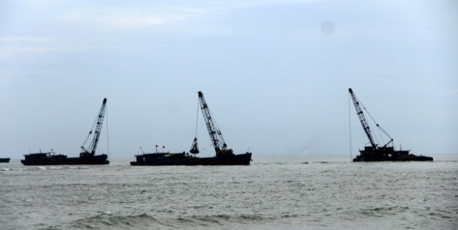 Tàu thuyền của Công ty 55 đang hút cát phía ngoài cửa Tư Hiền hồi tháng 8-2016 - Ảnh: NGUYÊN AN