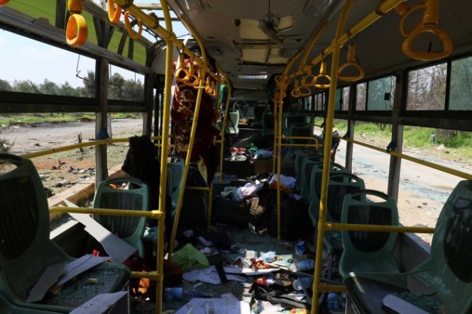 Bên trong chiếc xe buýt bị trúng bom - Ảnh: REUTERS
