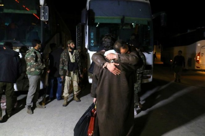 Những người sơ tán bàng hoàng sau vụ đánh bom - Ảnh: REUTERS
