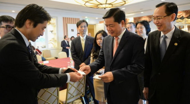 Bí thư Thành ủy TP.HCM Đinh La Thăng gặp gỡ trao đổi danh thiếp, làm việc với các doanh nghiệp Nhật
Bản liên quan đến dự án rạch xuyên tâm trong chuyến thăm vừa qua - Ảnh: THUẬN THẮNG
