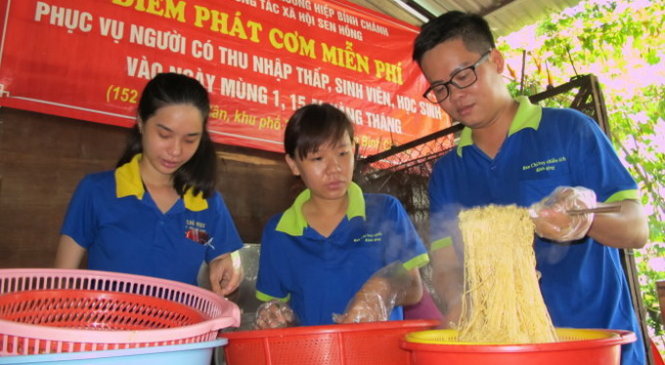Phan Thành Phúc (bìa phải) cùng nấu ăn với đội công tác xã hội Sen Hồng tặng người nghèo - Ảnh: K.ANH