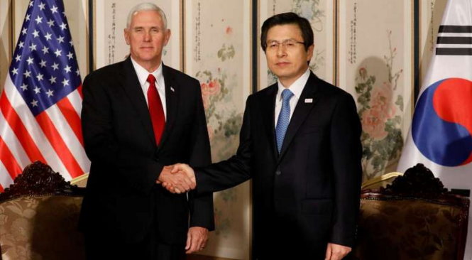 Phó tổng thống Mỹ Mike Pence bắt tay quyền Tổng thống Hàn Quốc Hwang Kyo Ahn tại cuộc họp báo chung ở Seoul ngày 17-4 - Ảnh: REUTERS
