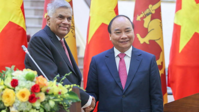 sau cuộc họp báo tại Văn phòng Thủ tướng - Ảnh: Việt Dũng