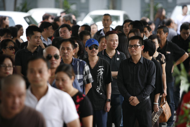 Rất đông người thân và các nghệ sĩ có mặt tại nhà tang lễ Bộ quốc phòng để tiễn đưa nghệ sĩ Duy Thanh - Ảnh: NAM TRẦN