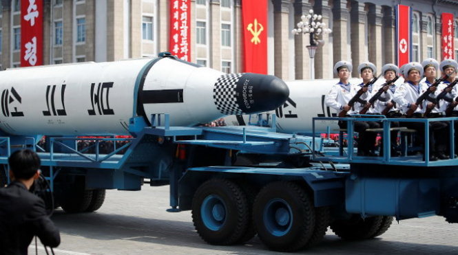 Tên lửa với dòng chữ trên thân ghi “Pukkuksong” được giới thiệu trong cuộc diễu binh ngày 15-4 - Ảnh: Reuters