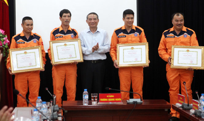 Bộ trưởng Trương Quang Nghĩa trao bằng khen cho các thuyền trưởng, thuyền viên tàu SAR 413, SAR 272 tham gia tìm kiếm các thuyền viên của tàu Hải Thành 26 bị chìm - Ảnh: TUẤN PHÙNG