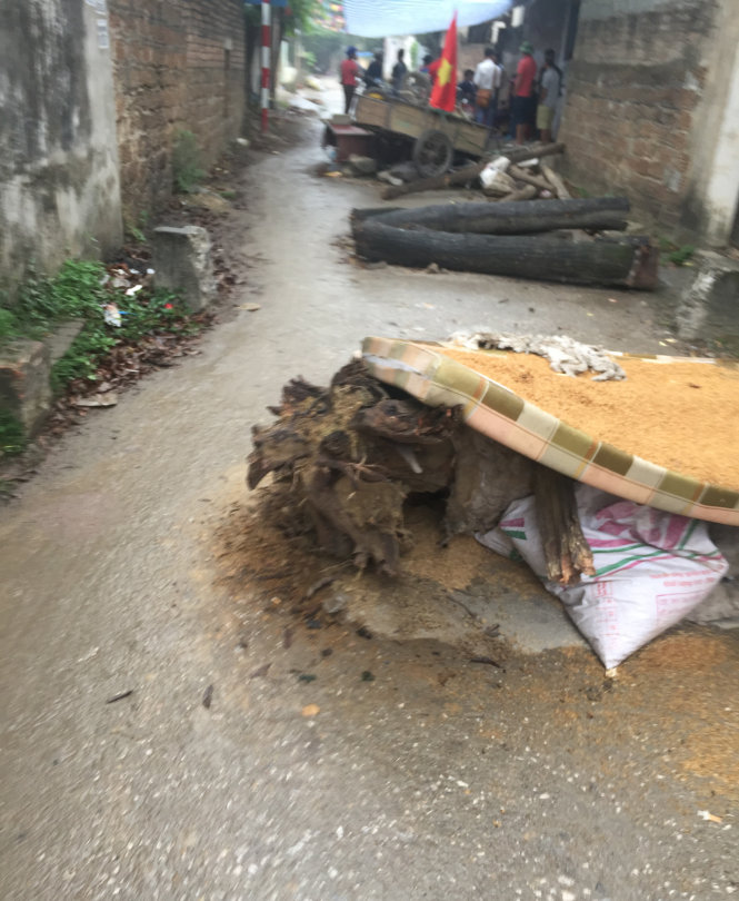 Người dân đổ đất đá, mang nhiều vật dụng ra chốt chặn các ngả đường dẫn vào thôn Hoành, xã Đồng Tâm - Ảnh: Thân Hoàng