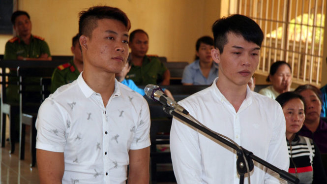 Bị cáo Lê Tấn Khỏe (trái) và Lê Minh Phát tại phiên toàn sơ thẩm-TAND huyện Vạn Ninh (Khánh Hòa) vào ngày 18-4-2017 - Ảnh: PHAN SÔNG NGÂN