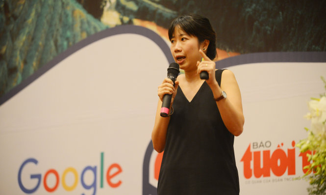 Bà Hà Lâm Tú Quỳnh - giám đốc truyền thông Google khu vực Châu Á - Thái Bình Dương trình bày nội dung Những giải pháp của Google dành cho các doanh nghiệp nói chung và doanh nghiệp du lịch nói riêng tại VN - Ảnh: Quang Định
