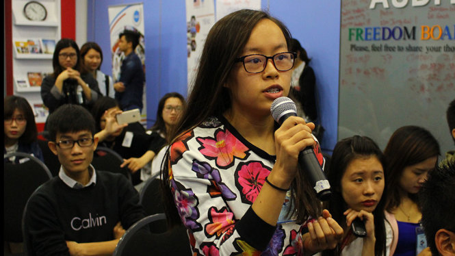 Một bạn trẻ Việt Nam đặt câu hỏi cho Đại sứ quán Hoa Kỳ tại VN về các dự án cộng đồng tại hội thảo “Những điều bé nhỏ ý nghĩa” nhân kỷ niệm 3 năm hoạt động của YSEALI tại VN - Ảnh: HÀ THANH