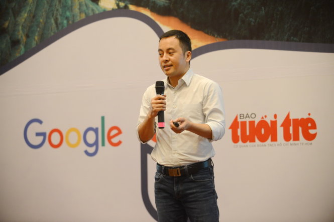 Ông Chung Trịnh - giám đốc kinh doanh Google khu vực Châu Á - Thái Bình Dương trình bày nội dung Sự chuyển đổi kỹ thuật số tại VN và khái niệm khách du lịch di động - Ảnh: Quang Định