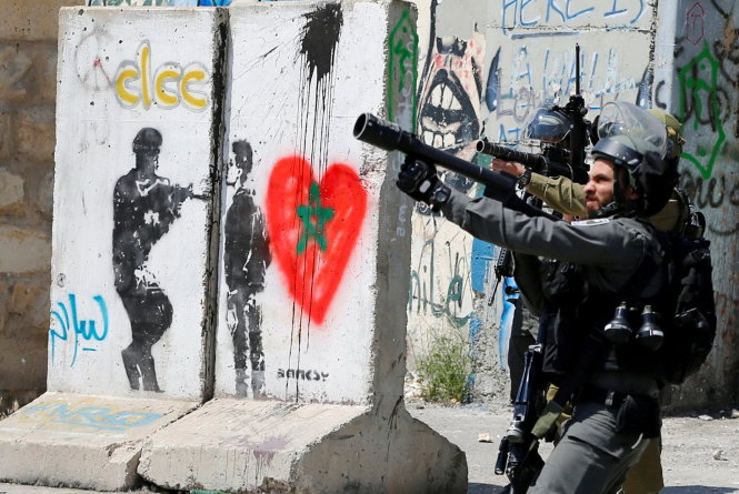 Cảnh sát chống bạo động của Israel bắn về phía đoàn biểu tình người Palestine ở gần Bethlehem - Ảnh: Reuters