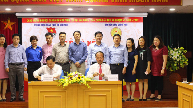 Anh Nguyễn Phi Long, Bí thư Trung ương Đoàn (bìa trái) và ông Trần Tấn Hùng, Phó trưởng Ban Tôn giáo Chính phủ ký kết chương trình phối hợp giai đoạn 2017-2022 - ẢNh: HÀ THANH