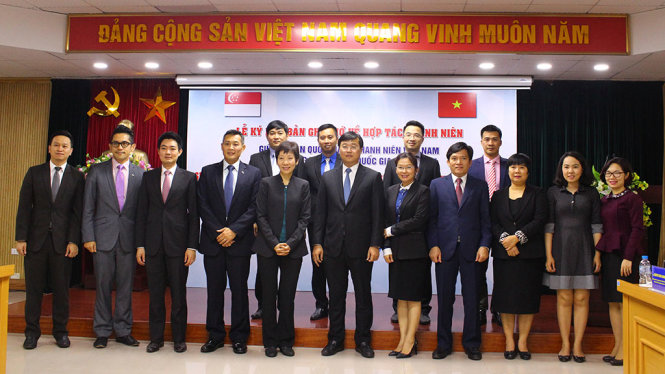Đại diện Ủy ban quốc gia về Thanh niên Việt Nam và Hội đồng thanh niên quốc gia Singapore tại lễ ký bản ghi nhớ về hợp tác thanh niên giai đoạn 2017-2022 - Ảnh: HÀ THANH