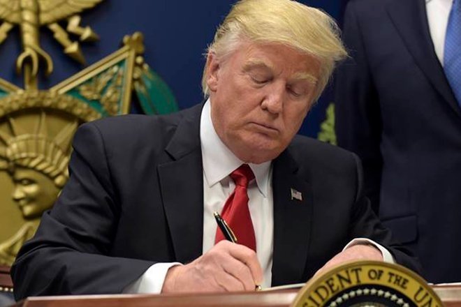 Tổng thống Mỹ Donald Trump sẽ ký sắc lệnh hành pháp yêu cầu thay đổi chương trình thị thực dùng để thuê lao động nước ngoài có tay nghề cao - Ảnh: Reuters