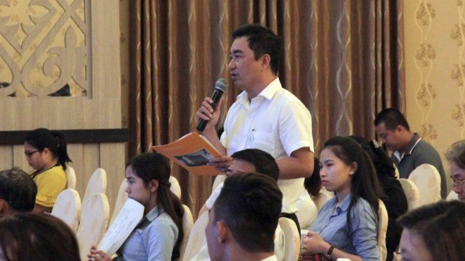 Một quản lý khách sạn trao đổi với lãnh đạo Sở Du lịch Đà Nẵng và các ngành liên quan - Ảnh: Trường Trung
