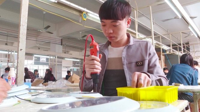 Trong một nhà máy sản xuất giày mang thương hiệu của cô Ivanka Trump tại Trung Quốc - Ảnh: CNN