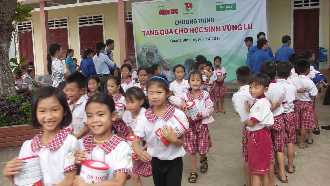 Học sinh Trường tiểu học Quảng Phương B nhận sữa