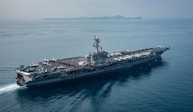 Một bức ảnh chụp tàu sân bay USS Carl Vinson chụp ngày 16-4 của hải quân Mỹ cung cấp cho thấy chiến hạm này đang di chuyển ở khu vực eo biển Sunda, ngoài khơi bờ biển Indonesia, cách bán đảo Triều Tiên hàng ngàn dặm về phía tây nam - Ảnh: AFP