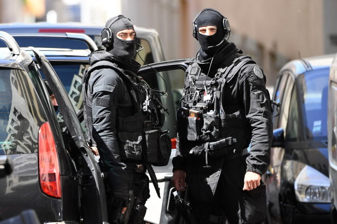 Lực lượng đặc nhiệm trước nhà một nghi can bị bắt tại Marseille ngày 18-4. Ảnh: AFP
