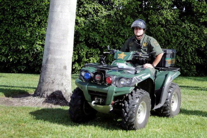 Sĩ quan cảnh sát Mỹ bảo vệ khu CLB golf quốc tế Trump - Ảnh: Reuters