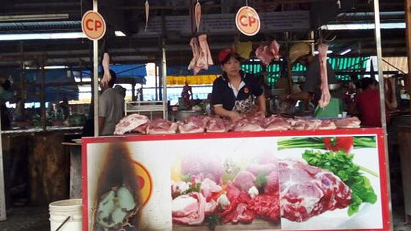Cửa hàng thịt heo Kim Hương tại chợ Uyên Hưng (TX.Tân Uyên, Bình Dương) bị đốt phá - Ảnh: D.K