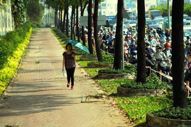 Cần nhiều vỉa hè thông thoáng như thế này cho người đi bộ. Ảnh chụp trên đường Nguyễn Hữu Cảnh (Q.1, TP.HCM) - Ảnh: Hữu Khoa