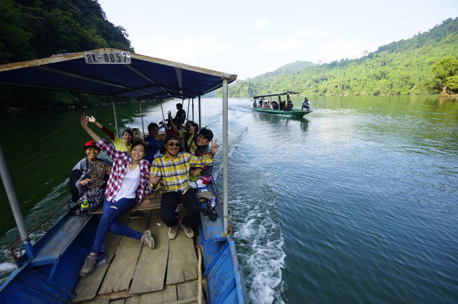 Du lịch VN còn tiềm năng rất lớn thu hút khách từ nền tảng di động. Trong ảnh: du khách tham quan hồ Ba Bể, Bắc Kạn - Ảnh: Quang Định