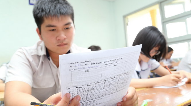 Một tiết kiểm tra bằng trắc nghiệm môn giáo dục công dân của học sinh lớp 12A2 Trường THPT Lương Văn Can, Q.8, TP.HCM - Ảnh: NHƯ HÙNG