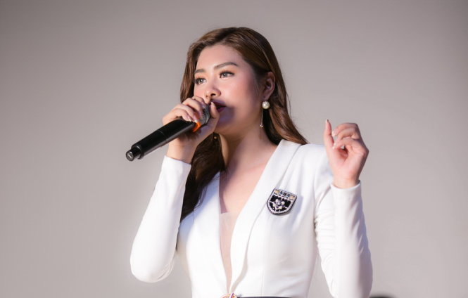 Huỳnh Tiên hát live ca khúc Baby don't go cùng ban nhạc với phiên bản acoustic trong buổi ra mắt MV vào tối 18-4 - Ảnh: Anh Tuấn