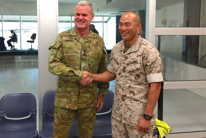 Trung tá Mỹ Brian Middleton (phải) bắt tay với sĩ quan Úc Mick Ryan tại căn cứ ở Darwin ngày 18-4 - Ảnh: Reuters