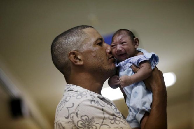 Anh Geovane Silva đang bế cậu con trai Gustavo Henrique, tại bệnh viện Oswaldo Cruz ở Recife, Brazil, cháu bé bị chứng bệnh đầu nhỏ - Ảnh: Reuters