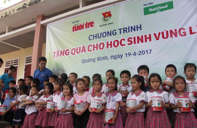 Học sinh Trường tiểu học Quảng Phương B nhận sữa