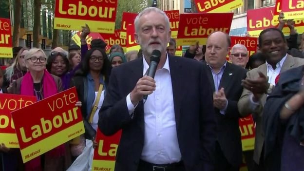 Ông Jeremy Corbyn, chủ tịch đảng đối lập Lao động, đang vận động cử tri tại Coydon - Ảnh: BBC