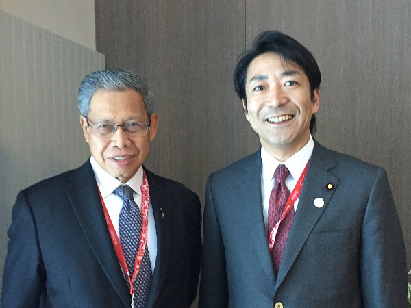 Thứ trưởng Kinh tế, Thương mại và Công nghiệp Nhật Bản, ông Toshinao Nakagawa (phải) trong cuộc gặp với Bộ trưởng Thương mại quốc tế và công nghiệp của Malaysia, ông Mustapa Bin Mohamed - Ảnh: METI