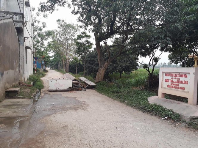 Các ngõ vào thôn Hoành bị chặn kín - Ảnh: Dương Liễu
