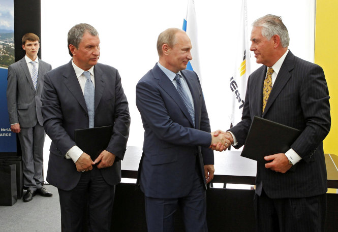 Trong một bức ảnh của năm 2012, tổng thống Nga Putin (giữa) gặp gỡ với ông Igor Sechin (trái) là giám đốc điều hành tập đoàn Rosneft và ông Rex W. Tillerson, khi đó là giám đốc điều hành tập đoàn Exxon Mobil - Ảnh: Reuters