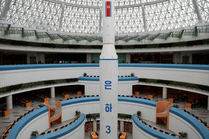 Trong tổ hợp khoa học công nghệ của Triều Tiên ở thủ đô Bình Nhưỡng trưng mô hình tên lửa Unha-3 để người dân có thể chiêm ngưỡng - Ảnh: Reuters