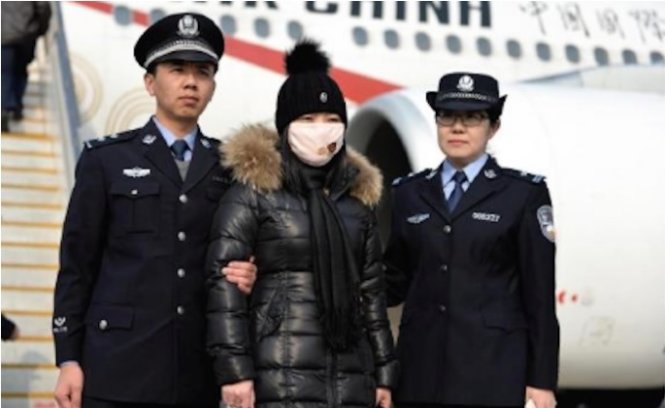 Một tội phạm tham nhũng của Trung Quốc bị dẫn độ từ nước ngoài về - Ảnh: AFP