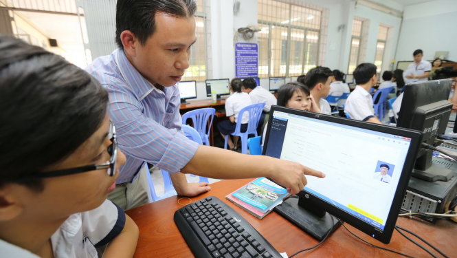 Thầy Lê Văn Khôi hướng dẫn HS chỉnh sửa sai sót và đăng ký nguyện vọng vào hồ sơ dự thi THPT Quốc gia 2017 trên máy tính - Ảnh: Như Hùng