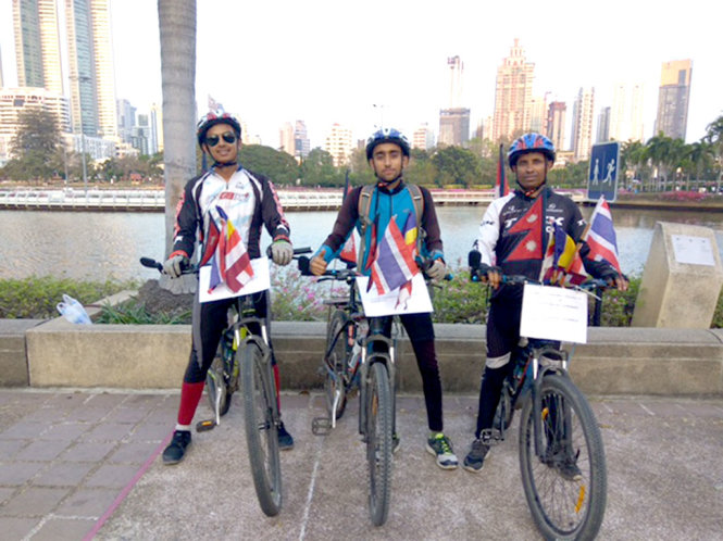Dilip Chhetri, Anish Dhakal và Nirmal Baral khởi hành chuyến đạp xe từ tháng 12-2016 từ Nepal và đang dừng chân tại Việt Nam - Ảnh: NVCC