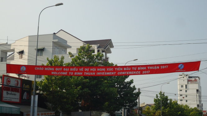 Biểu ngữ trên đại lộ Tôn Đức Thắng, TP Phan Thiết - Ảnh: Trường Lân