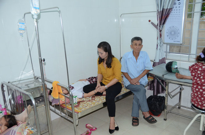 Học sinh Trường tiểu học Nghi Hòa, TX Cửa Lò, Nghệ An đang điều trị tại Trung tâm y tế thị xã Cửa Lò chiều tối 20-4 - Ảnh: NGUYỄN TRUNG