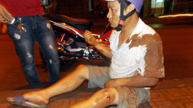 Một trong số nhiều người bị thương nặng sau khi té ra nền đường tại giao lộ Đinh Tiên Hoàng - Nguyễn Công Trứ tối 19-4 - Ảnh: bạn đọc Trần Đình Hằng cung cấp