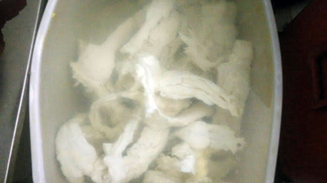Hình ảnh xương bò ngâm hàn the ở một cơ sở sản xuất - Ảnh tư liệu