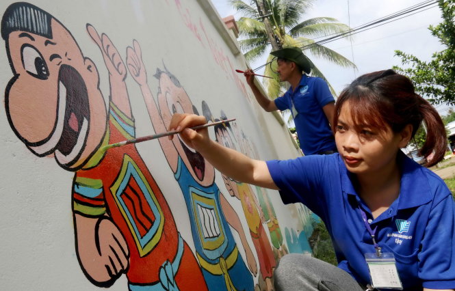 Sinh viên tình nguyện TP.HCM vẽ trang trí tường một ngôi trường trên đảo Thổ Chu trong Mùa hè xanh 2016 - Ảnh: Ngọc Hiển