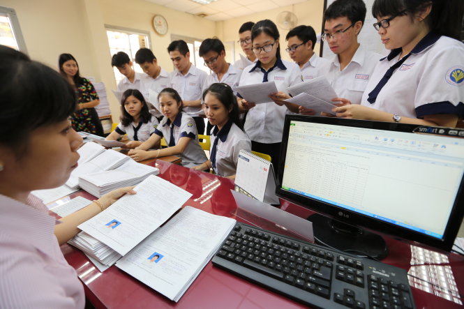 Học sinh lớp 12 Trường THPT Nguyễn Thái Bình (quận Tân Bình, TP.HCM) nộp hồ sơ dự thi THPT quốc gia năm 2017 ngày cuối cùng, vào sáng 20-4 - Ảnh: Như Hùng