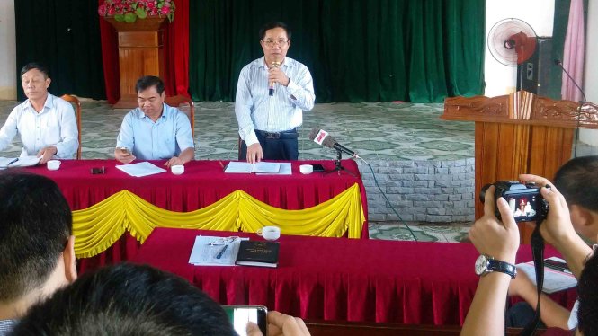 Ông Lương Văn Sơn - Chủ tịch Công ty hạ tầng Sông Đà (đứng) cho rằng chủ đầu tư không có thẩm quyền giảm 100% đường cho người dân - Ảnh: Văn Định
